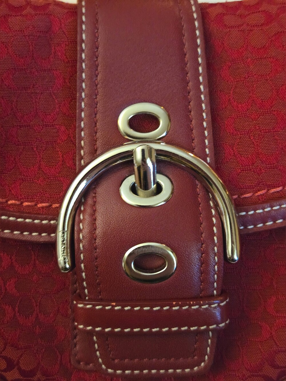 ✨️Coach Red Women's Shoulder Bag with Buckle Accent - Picture 5 of 9